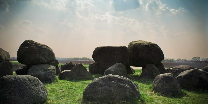 从宫廷到民间：莫卧儿与拉贾斯坦细密画的演变及其对当代艺术的影响